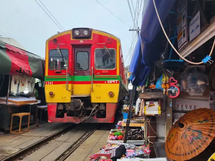 Private Maeklong Railway and Floating Market Culture Tour