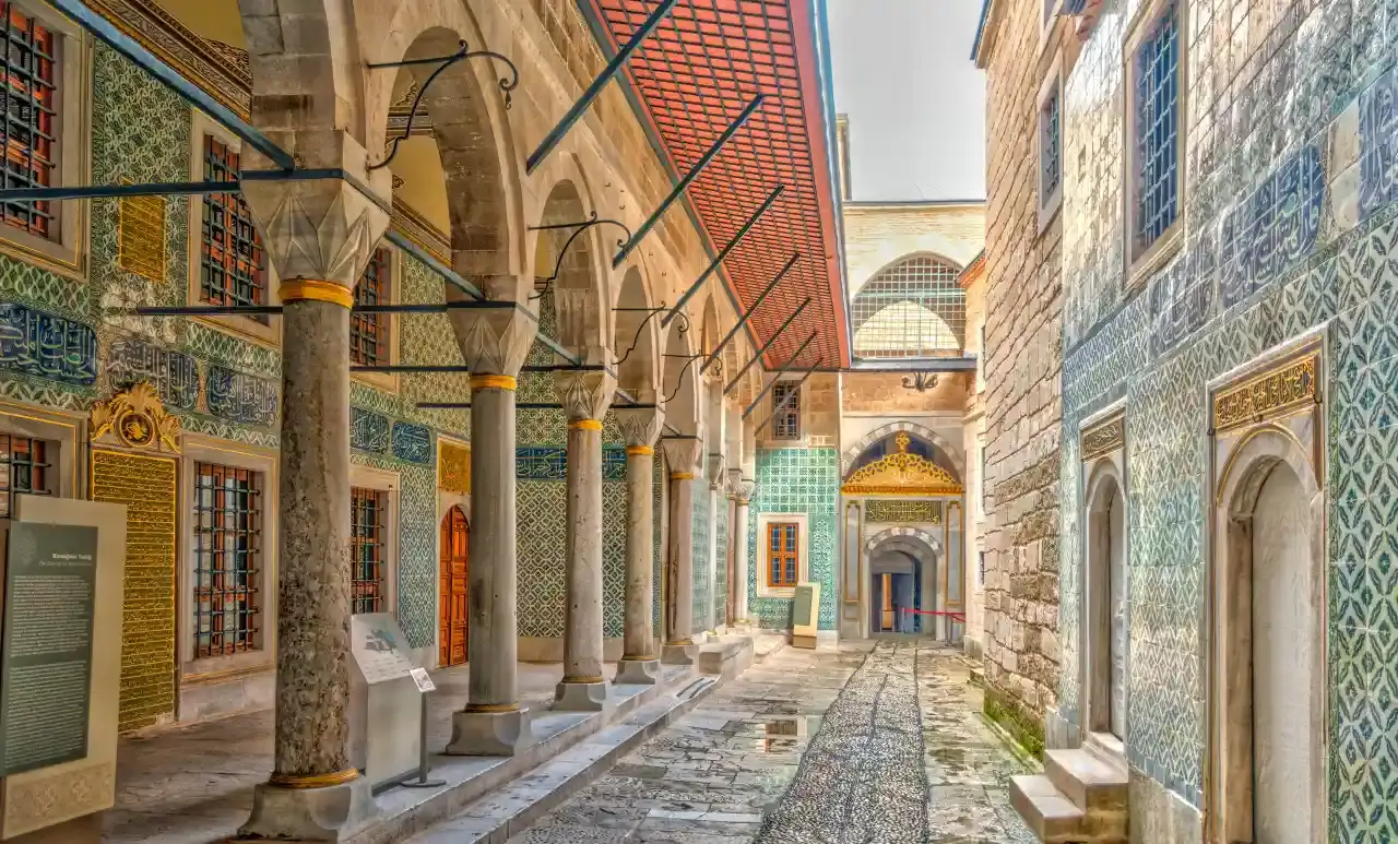 Skip-the-Line Entry & Imperial Treasury: Topkapi Palace Guided Tour Ticket
